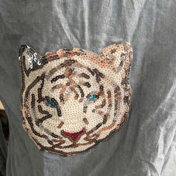 Chambray blouse with white tiger patch size s - Picture 2 of 2